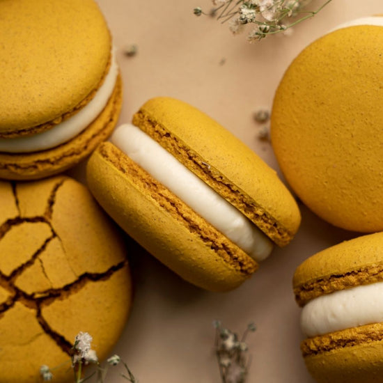 macarons with honey sponge